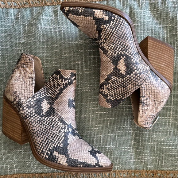 Steve Madden Tan Snake Bootie Sz 7.5M - Picture 6 of 6
